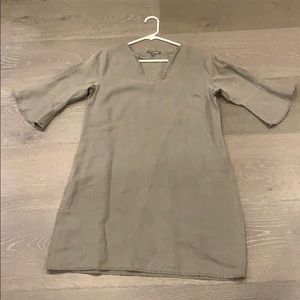 V cut dress. Gray/Tan color.